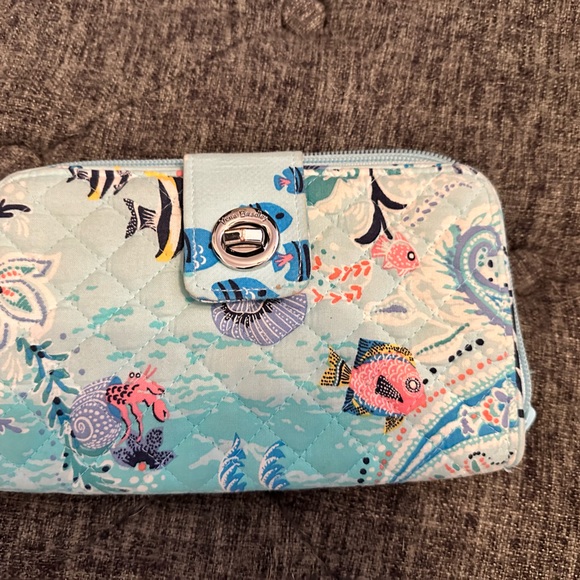 Vera Bradley RFID Turnlock Wallet in Paisley Wave - Picture 1 of 4